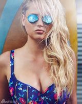 组图：超模莫顿拍摄泳衣写真 露玉腿眼神魅惑