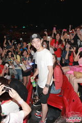 组图：韩团JYJ香港开唱 真空半裸大秀腹肌