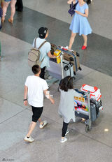 组图：欧豪黑超白T现身机场 小腿纹身艳丽惹眼