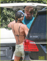 组图：“300勇士”与辣妹咬唇激吻贴身抚臀