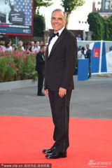 组图：威尼斯开幕 电影节主席阿尔伯托微笑亮相