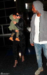 组图：金-卡戴珊深V秀半球 抱爱女甜蜜亲亲