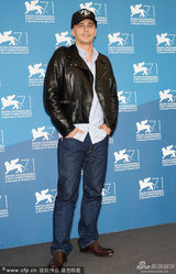 组图：弗兰科自导自演新片发布 秀光头纹身