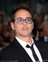 组图：小唐尼揭幕多伦多 携孕妻与小钢铁侠互动