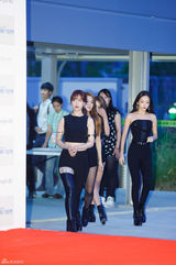 独家：韩女团同场争人气 抛胸露腿抢风头