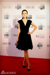 组图：杨恭如金巧巧性感礼服现身慈善活动