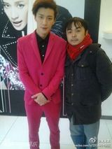 组图：成都粉丝帝追星似特工 半年合影百余明星