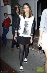 组图：阿尔芭潮装现身笑容腼腆 黑丝短裙秀美腿