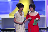 组图：靳羽西登台颁奖 红色低胸长裙风采依旧