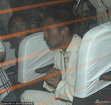 组图：谢霆锋白衣帅气 车中与高圆圆热聊眼发光