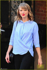 组图：斯威夫特蓝衬衫清新现身 微笑打招呼