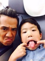 组图：奶爸萌娃再出发 吴镇宇对嘴喂儿子饼干