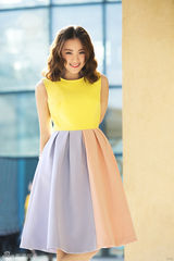 组图：毛林林时尚街拍化身阳光少女