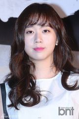 组图：韩星河智苑出席试映会 短裙露粗腿