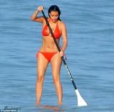 组图：卡戴珊穿比基尼划船 尺寸太小难掩肥臀