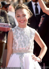 组图：爆红芭蕾萝莉白裙亮相 宛若小仙女