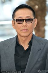 组图：巩俐黑裙透视气场强 新谋女郎笑靥如花