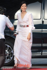 组图：李宝英白裙素雅显身段 比V卖萌戒指闪