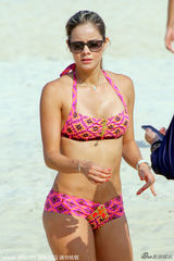 组图：哥伦比亚国脚享艳福 娇妻三点式身材曼妙