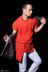 组图：黄觉写真散发搞怪功力 自嘲耍宝有心得