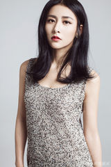 组图：贾青夏日清凉写真 雪肌无暇尽显高贵冷艳