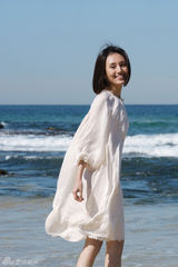 组图：袁泉海边阳光写真展迷人笑容