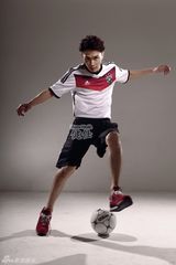 组图：戚薇男友李承铉拍运动写真支持德国队