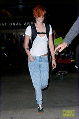 组图：玩颓废！斯图尔特短发遮眼 深V显平胸