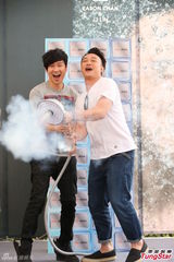 组图：林俊杰助阵陈奕迅新专辑 现场玩鸳鸯戏水