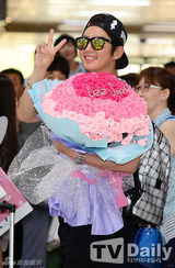 组图：李准基现身机场 反光墨镜潮味十足