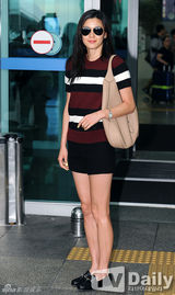 组图：全智贤亮相机场 休闲装依旧女神范儿