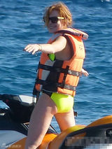 组图：林赛-罗韩保守泳装遮肉 胸与屁股下垂明显