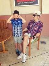 组图：石头戴墨镜酷帅有型 郭涛抱怨儿子调皮