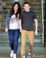 组图：两个贝嫂？维多利亚与闺蜜出行似双胞胎