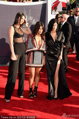 组图：卡戴珊深V亮相红毯 露酥胸半球惹火