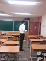 组图：首尔某高中老师走红 高个暖男五官清秀