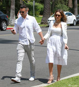 组图：阿尔芭白裙俯身秀乳沟 赴婚礼调皮吹泡泡