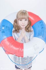 组图：卡莉怪妞双马尾 套泳圈砸西瓜萌度爆表