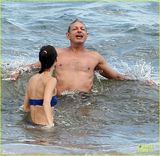组图：61岁杰夫携31岁未婚妻湿吻无惧海浪