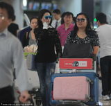 组图：刘亦菲黑蕾丝衫现身 遇吉克隽逸获赠公仔