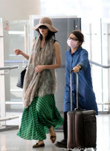 组图：林志玲绿裙翩翩现身机场 包裹严实反被识