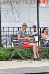 组图:单身泰勒空虚寂寞冷！公园吃雪糕发呆放空