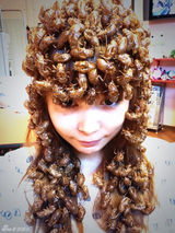 组图：重口味慎戳！日女星中川翔子头顶千只虫玩自拍