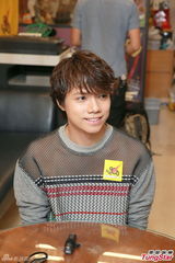 组图：张敬轩个唱不骚肌肉 拍片望助抑郁症患者