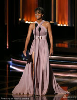 组图：女演员哈莉-贝瑞短发造型登台