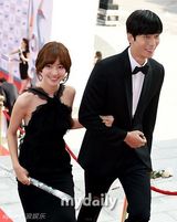 组图：胡歌亮相韩国颁奖礼 大胡子梳背头难认出