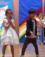 组图：毛阿敏7岁儿子曝光 舞姿帅气长相英俊