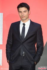 组图：凤小岳激吻郭采洁 女友一点都不担心