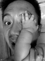 组图：邓超被女儿狂抓脸 威胁“等你妹”断奶