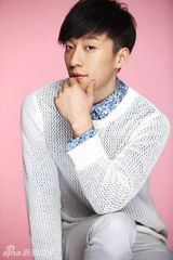 组图：乔任梁拍休闲风写真 亦正亦邪阳光帅气